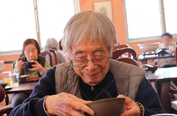 カニ鍋を召し上がるご入居者