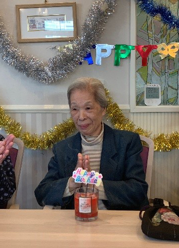 ケアハウス豊泉家住之江１１月のお誕生日会の様子