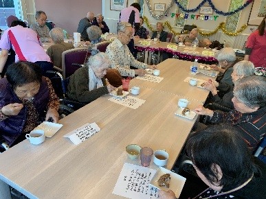 ケアハウス豊泉家住之江１１月の誕生日会の様子